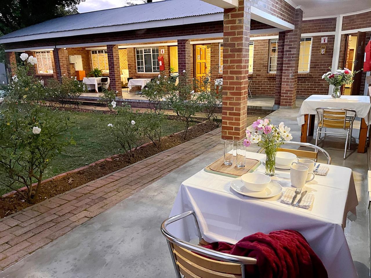 Village Lodge Harrismith Buitenkant foto