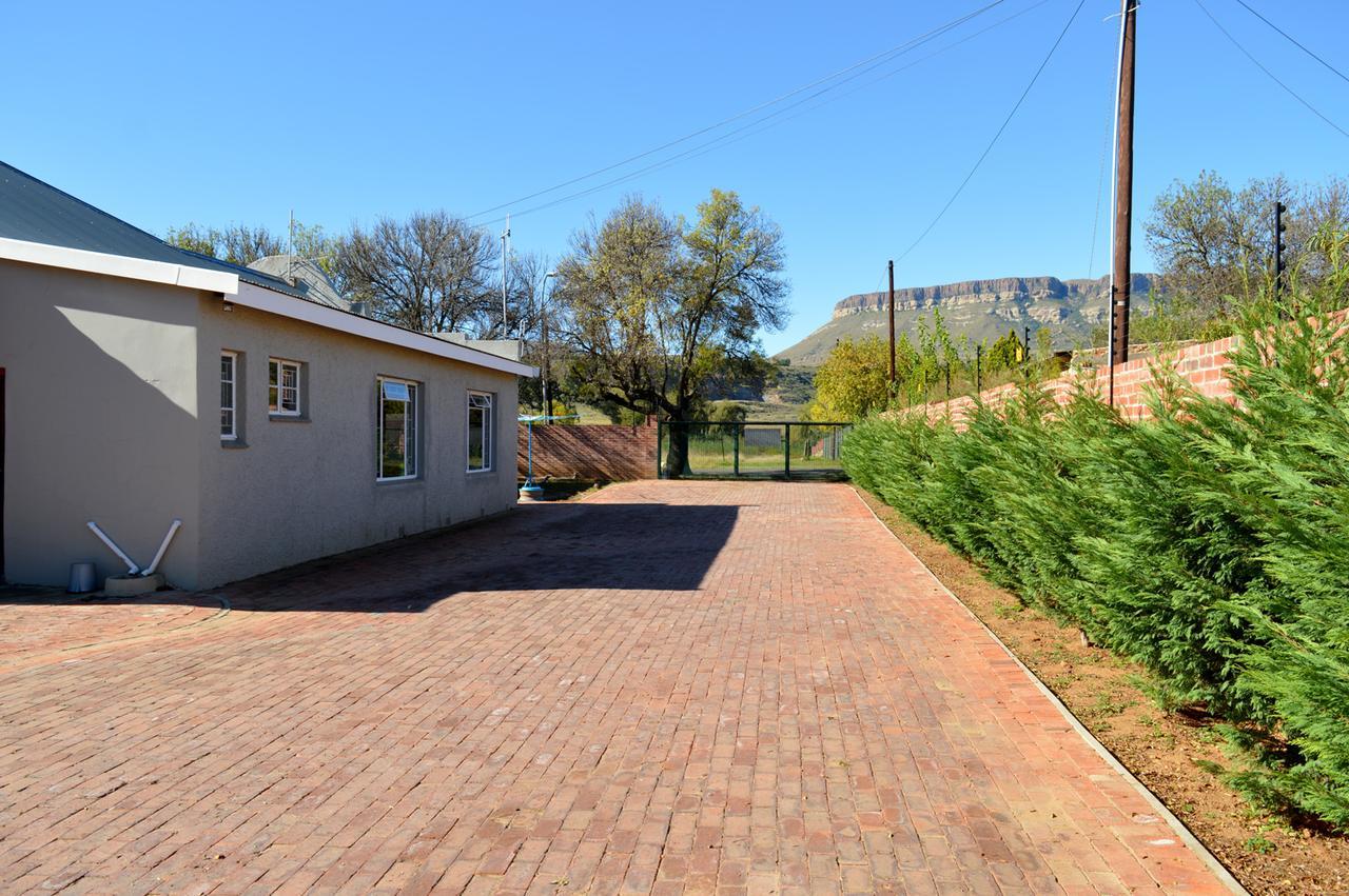 Village Lodge Harrismith Buitenkant foto